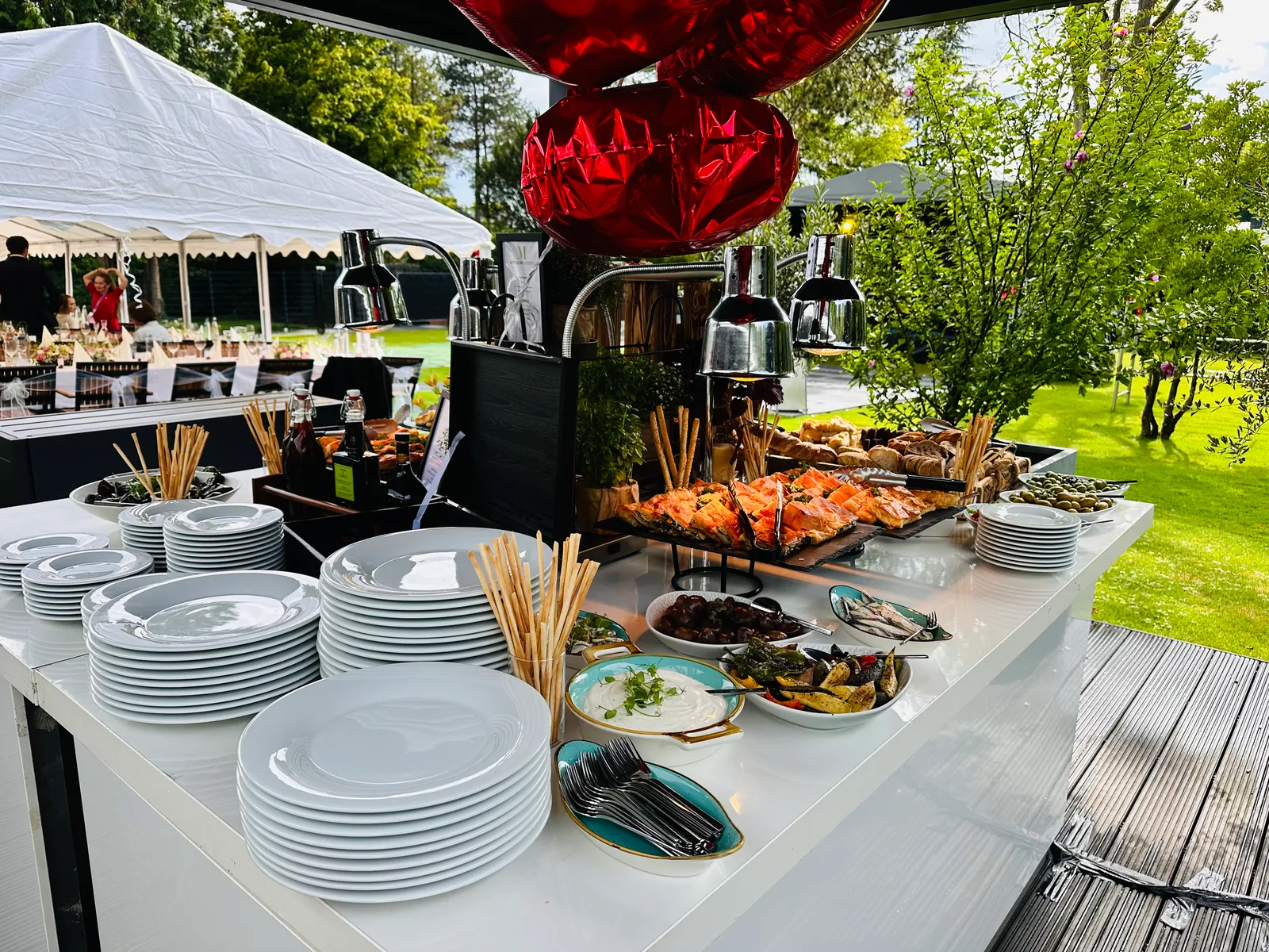 Vorspeisenbuffet mit Fingerfood und Antipasti bei einer Hochzeitsfeier im Garten