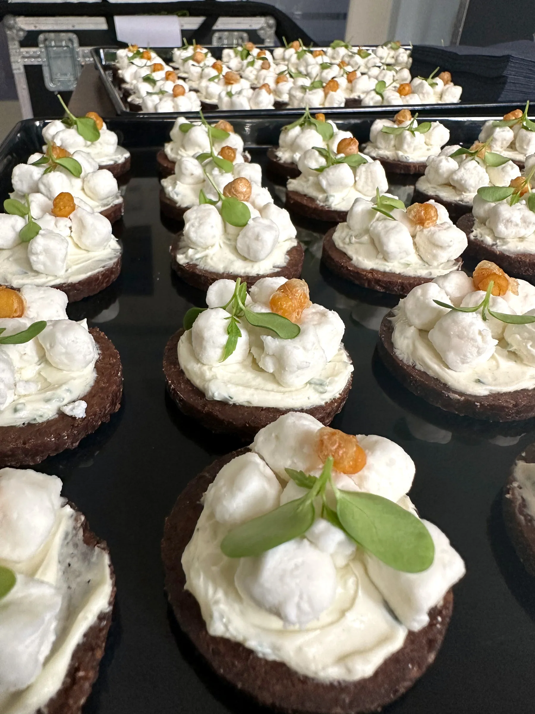 Reihenweise belegte Canapés auf einem Blech