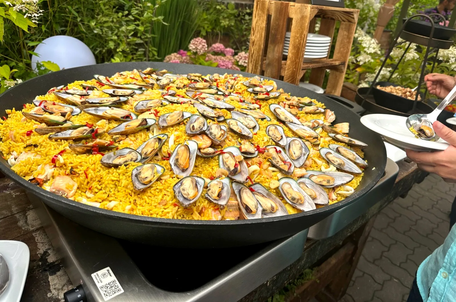 Große Paellapfanne bei einer Live-Cooking-Station im Freien
