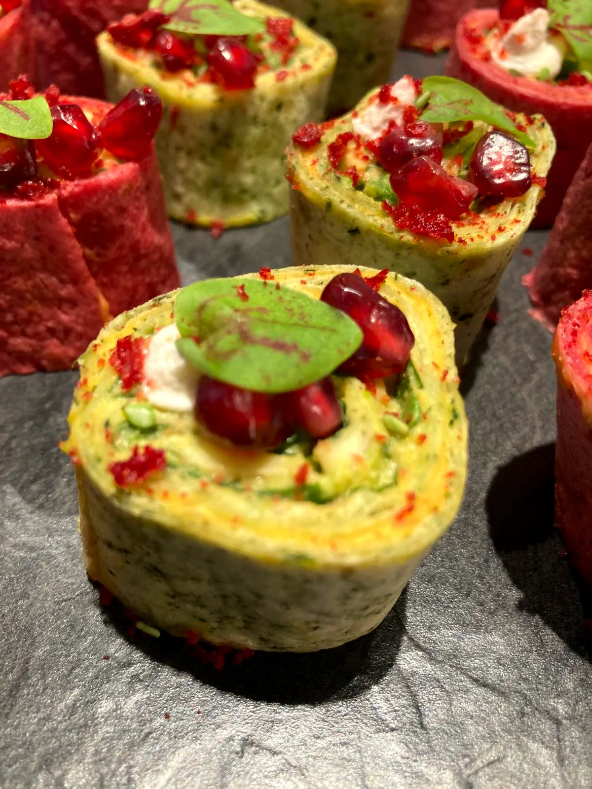 Bunte Mini-Wraps mit Granatapfel als Fingerfood