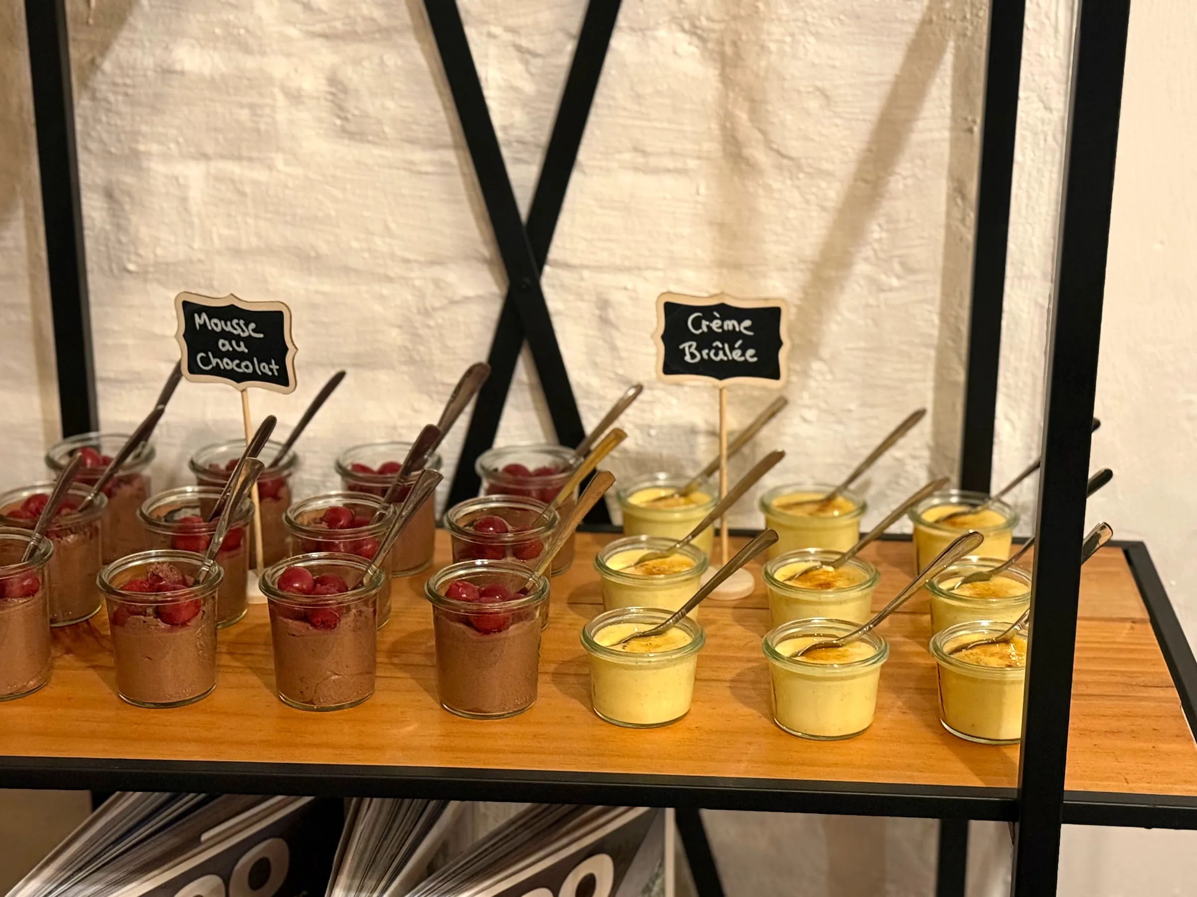 Dessertgläser mit Mousse au Chocolat und Crème brûlée