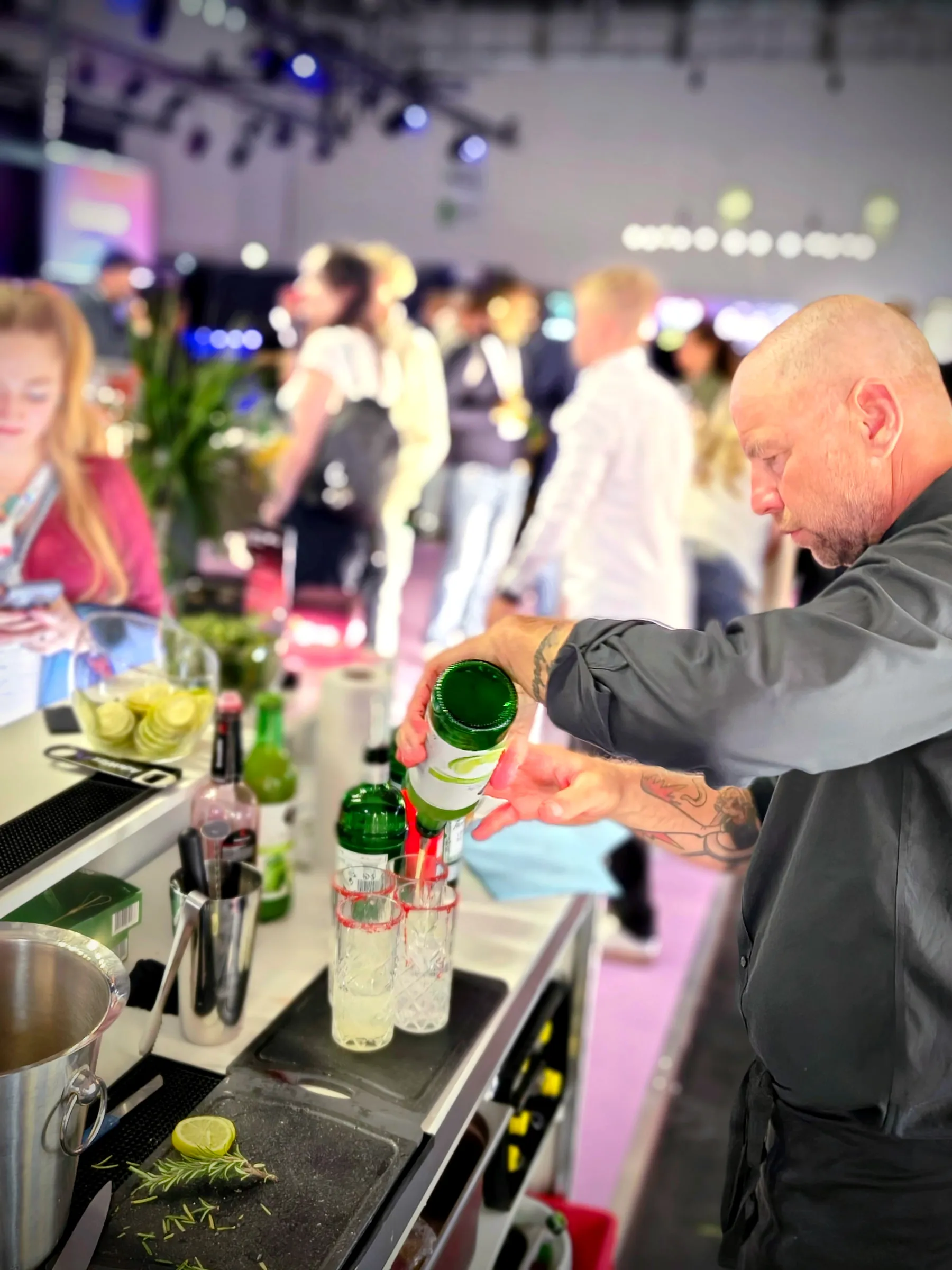 Koch bereitet Getränke an der Live-Cooking-Station zu