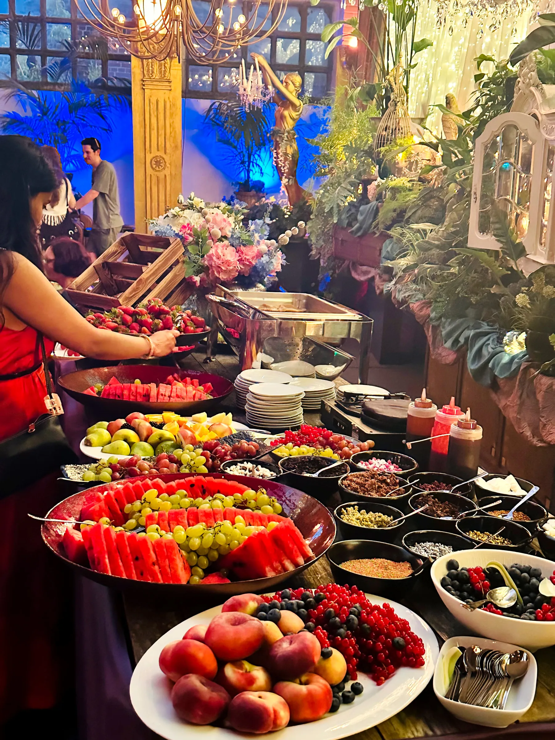 Großes Obst- und Dessertbuffet bei einer Abendveranstaltung
