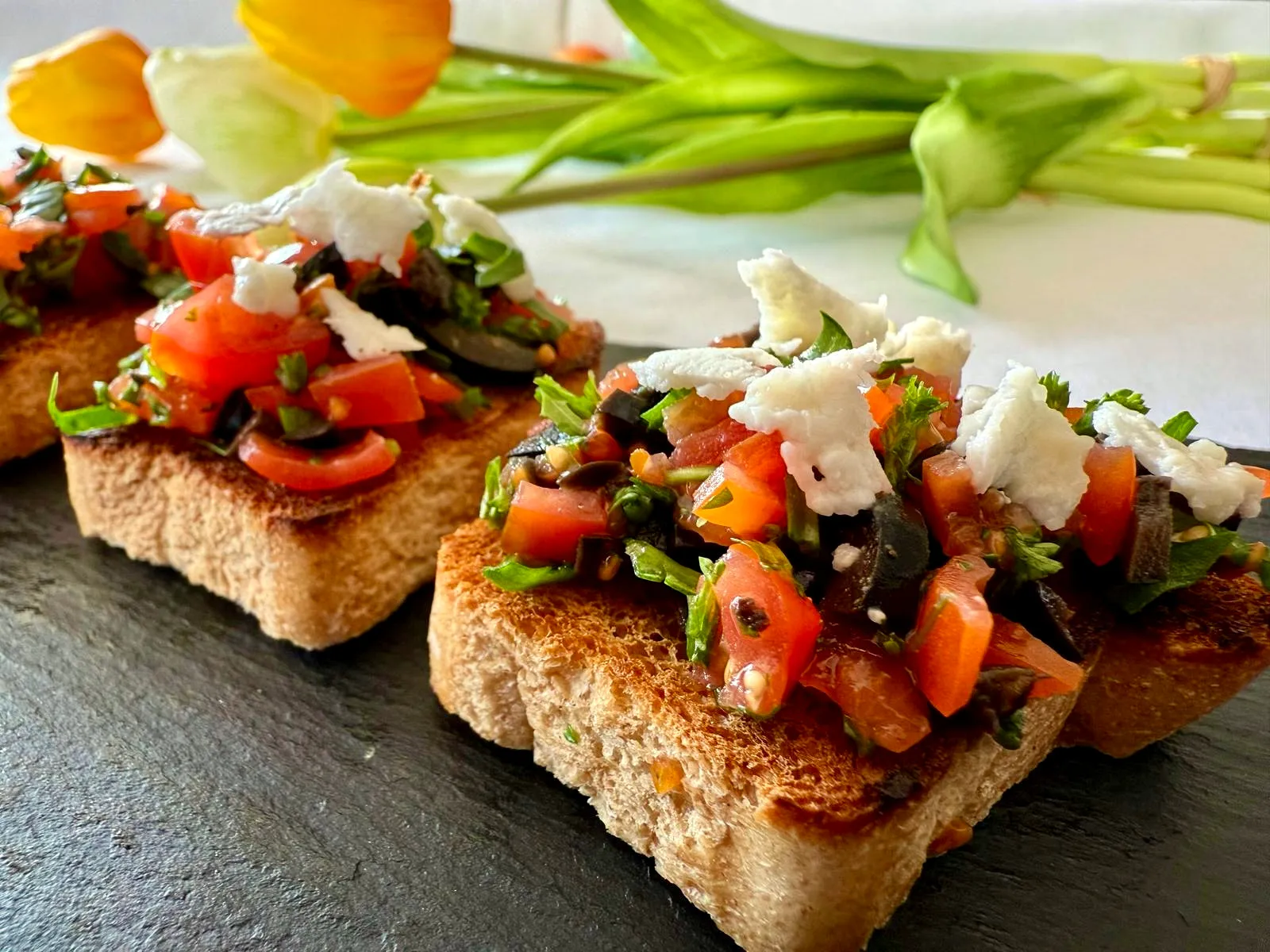 Bruschetta mit Tomaten und Feta auf geröstetem Brot