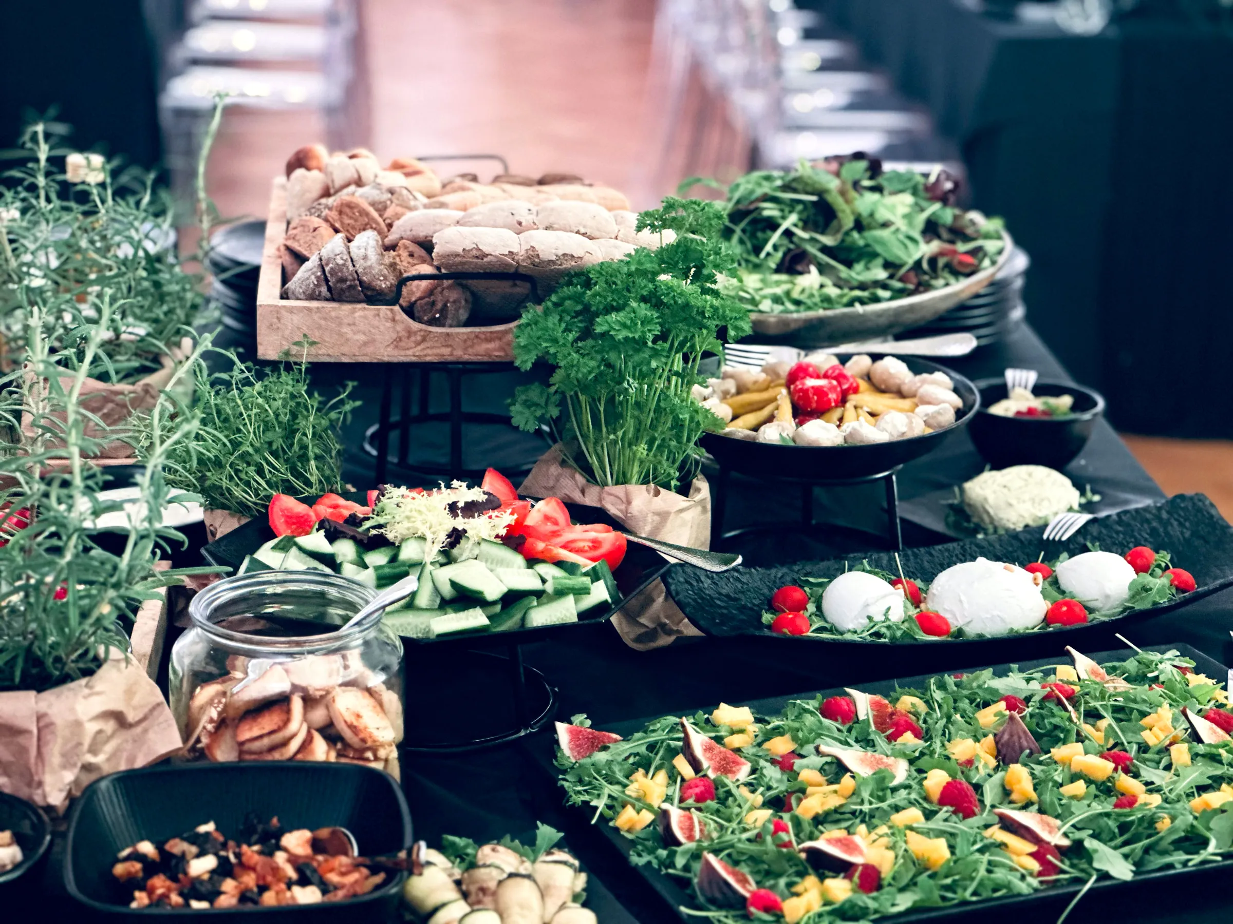 Langes Buffet mit Salaten, Broten und frischen Kräutern