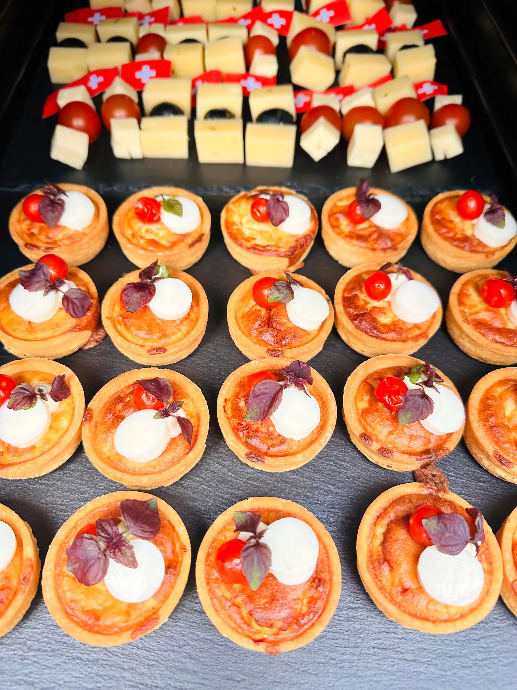 Mini-Quiches mit Tomate und Basilikum