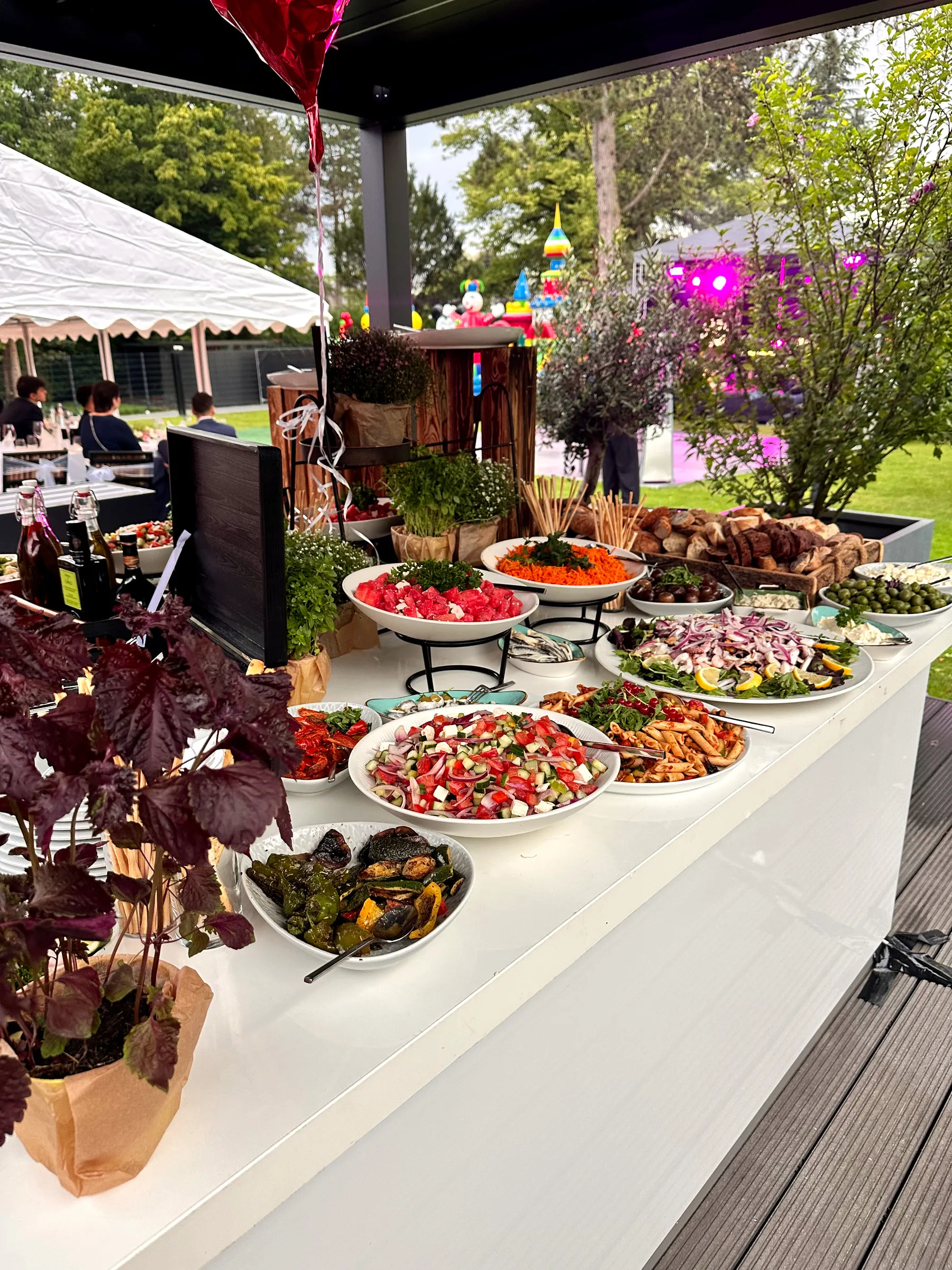 Sommerliches Buffet im Garten mit Salaten und Vorspeisen